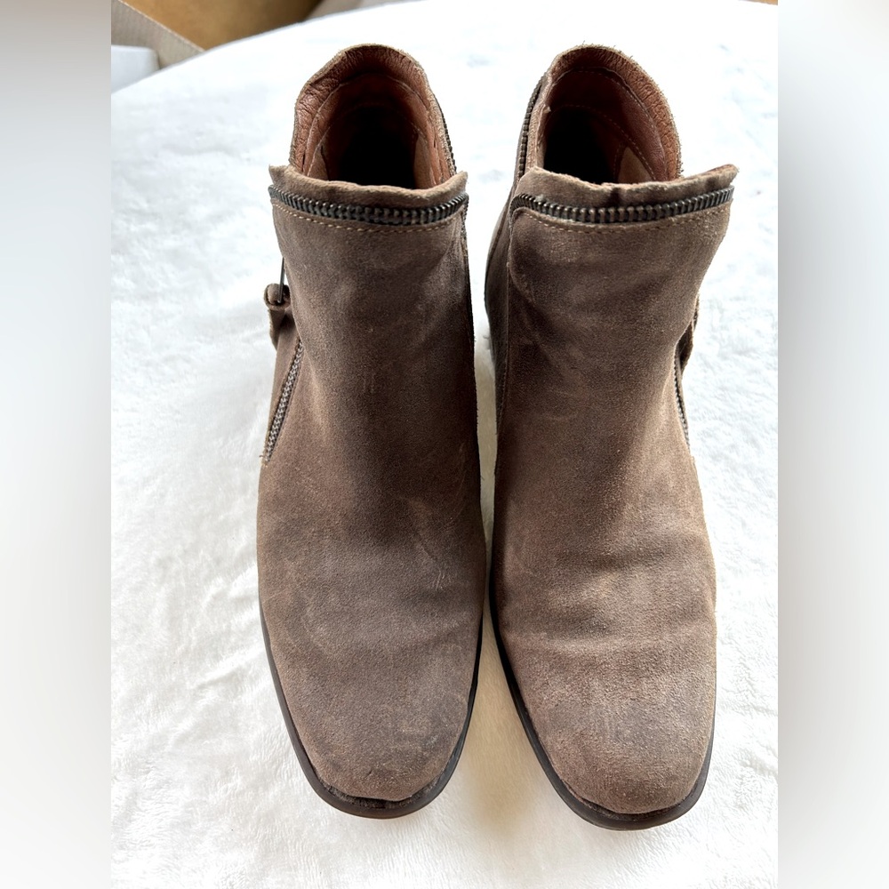Born Montoro II Distressed Suede Leather Ankle Boot with Zipper Trim. Sz 9.5/41
